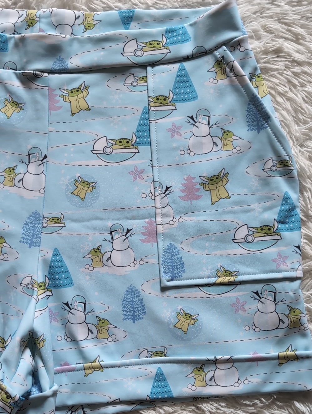 Blackmilk Star Wars The Child Winter Wonderland Baby Yoda Cuffed Shorts XL - Picture 6 of 12